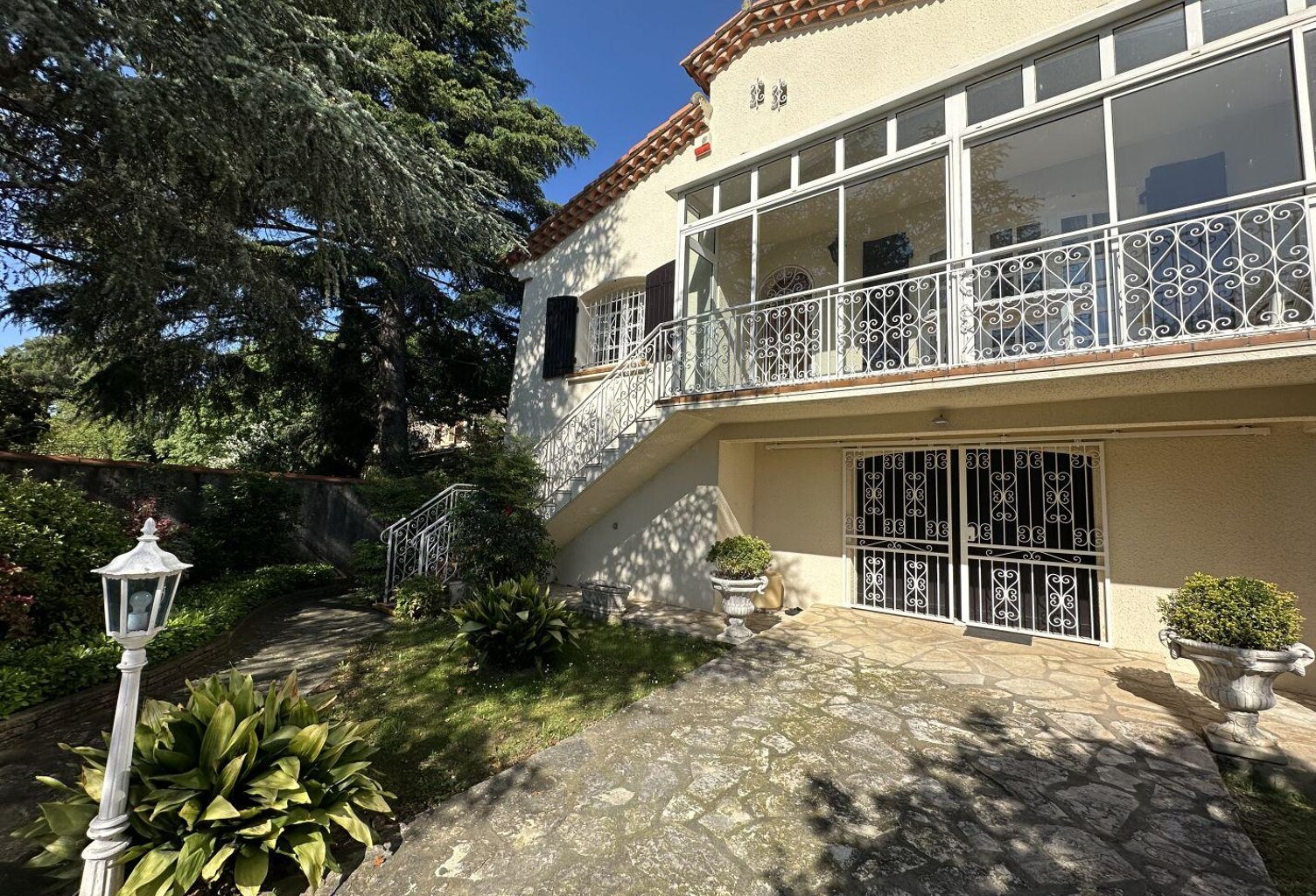 Villa — photo 1