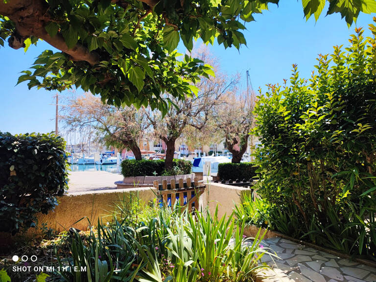 RARE   T3 avec jardin, calme absolu & accès direct port/plag — photo 1