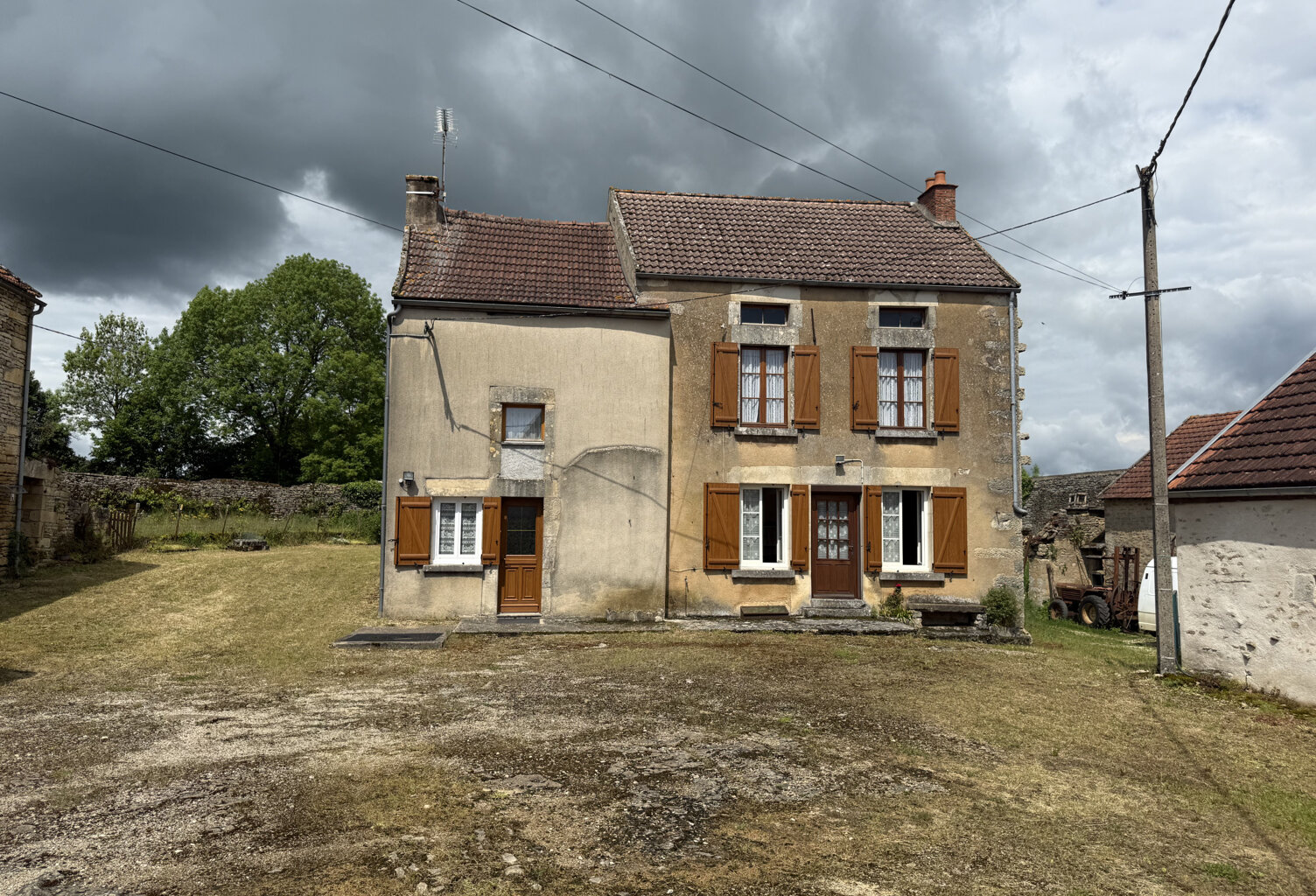 MAISON ANCIENNE AVEC DEPENDANCE — photo 1