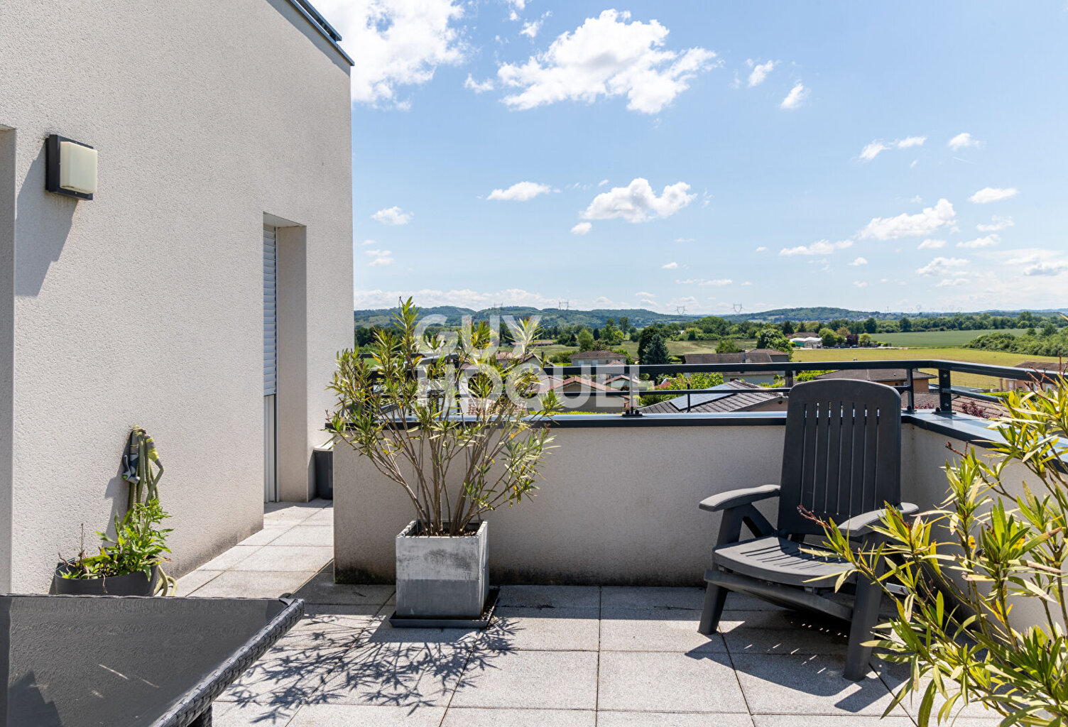 Superbe appartement avec terrasse et vue dégagée — photo 1