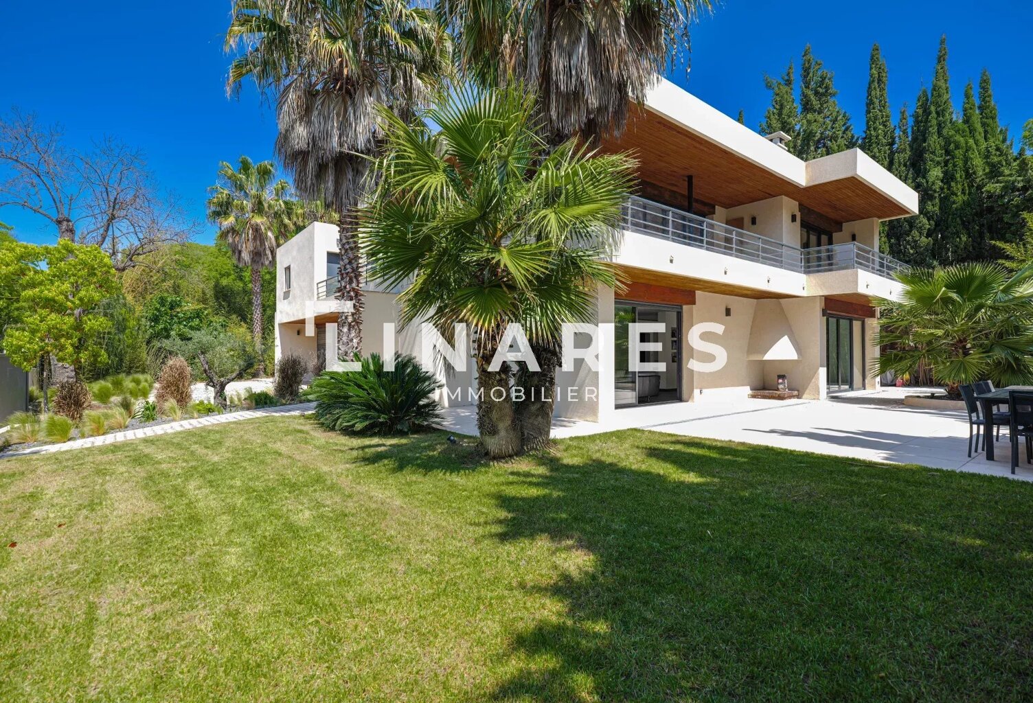 BEAUTIFUL FAMILY - Maison T8 de 349m2 + Jardin/Piscine + Garage — photo 1