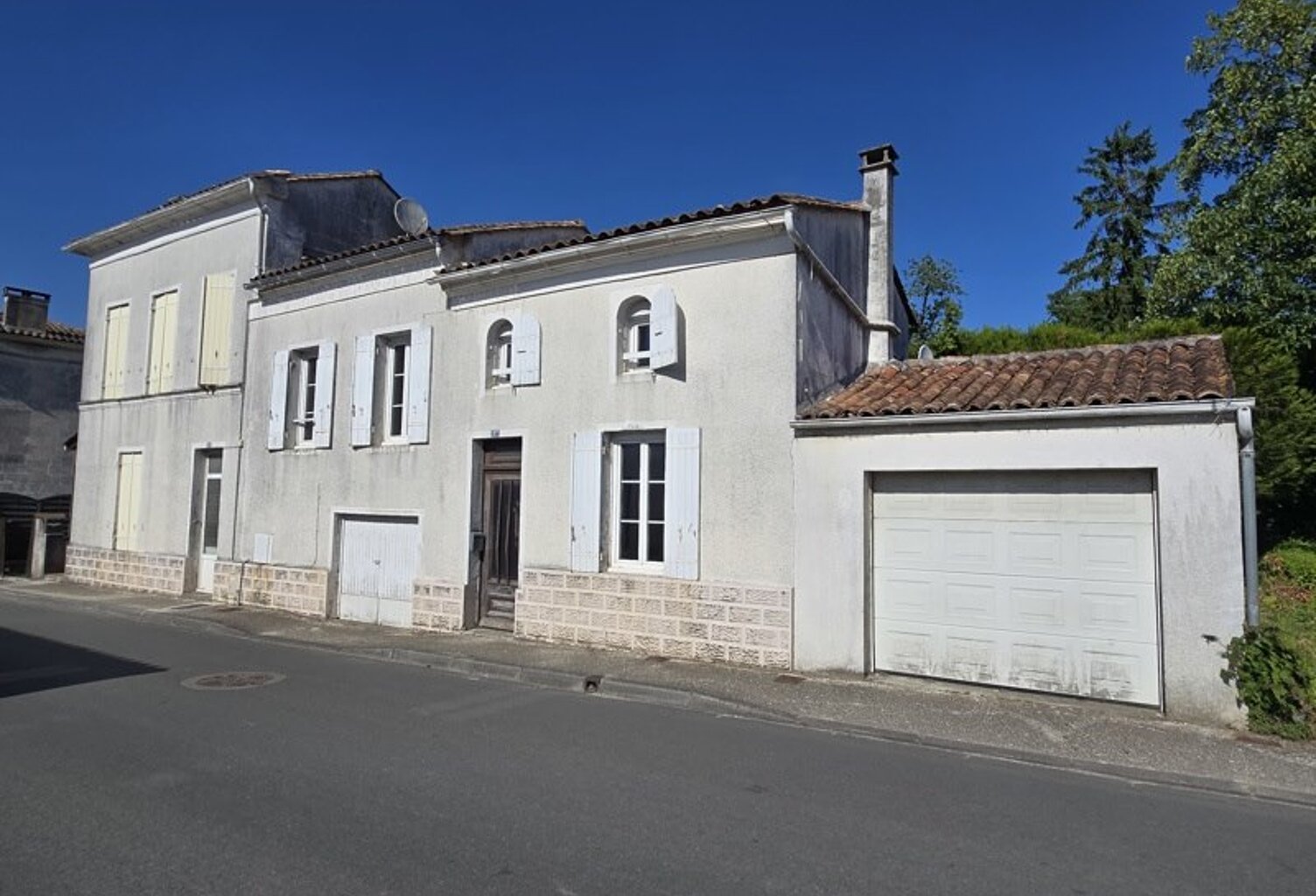 Vente immeuble   Jonzac (17500) — photo 1