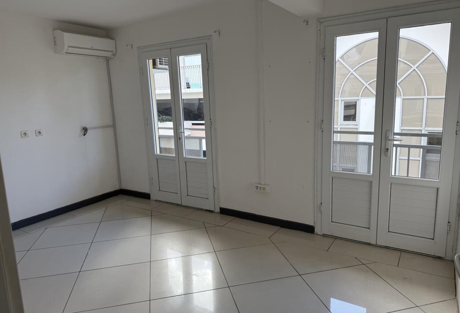 local pour bureaux de 77 m2 en centre ville de Saint Denis — photo 1