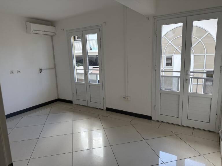 local pour bureaux de 77 m2 en centre ville de Saint Denis — photo 1
