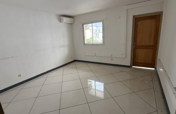 local pour bureaux de 77 m2 en centre ville de Saint Denis — photo 2