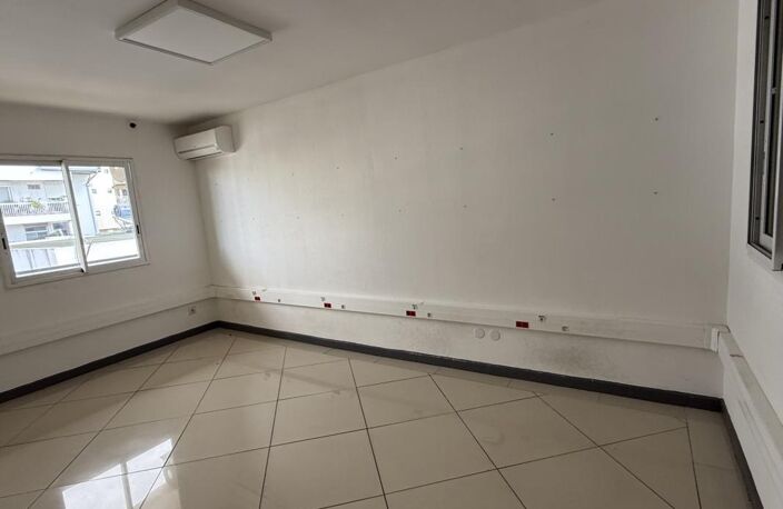local pour bureaux de 77 m2 en centre ville de Saint Denis — photo 3