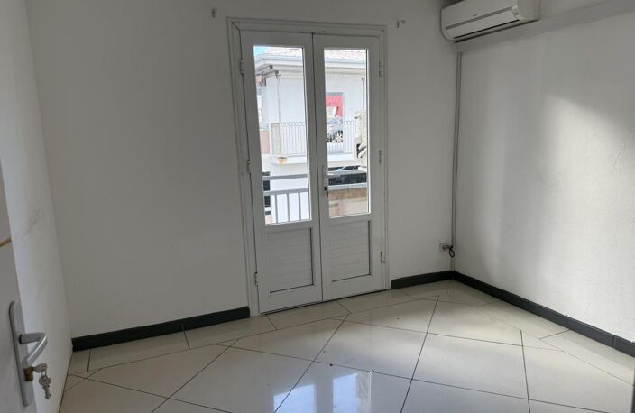 local pour bureaux de 77 m2 en centre ville de Saint Denis — photo 4
