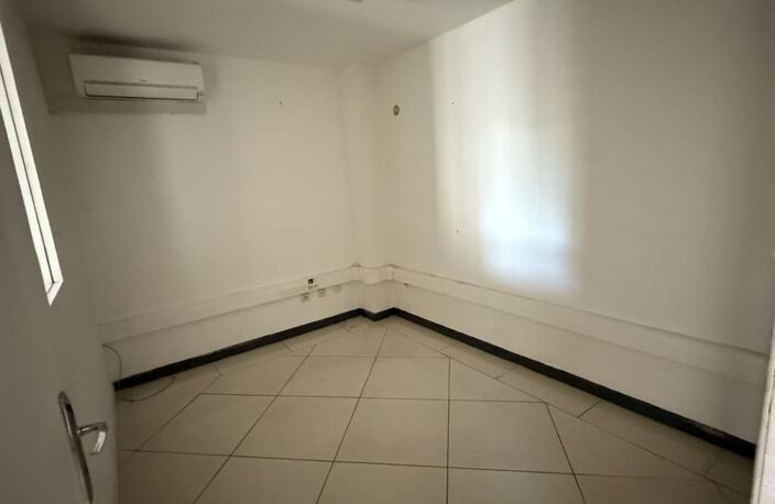 local pour bureaux de 77 m2 en centre ville de Saint Denis — photo 5