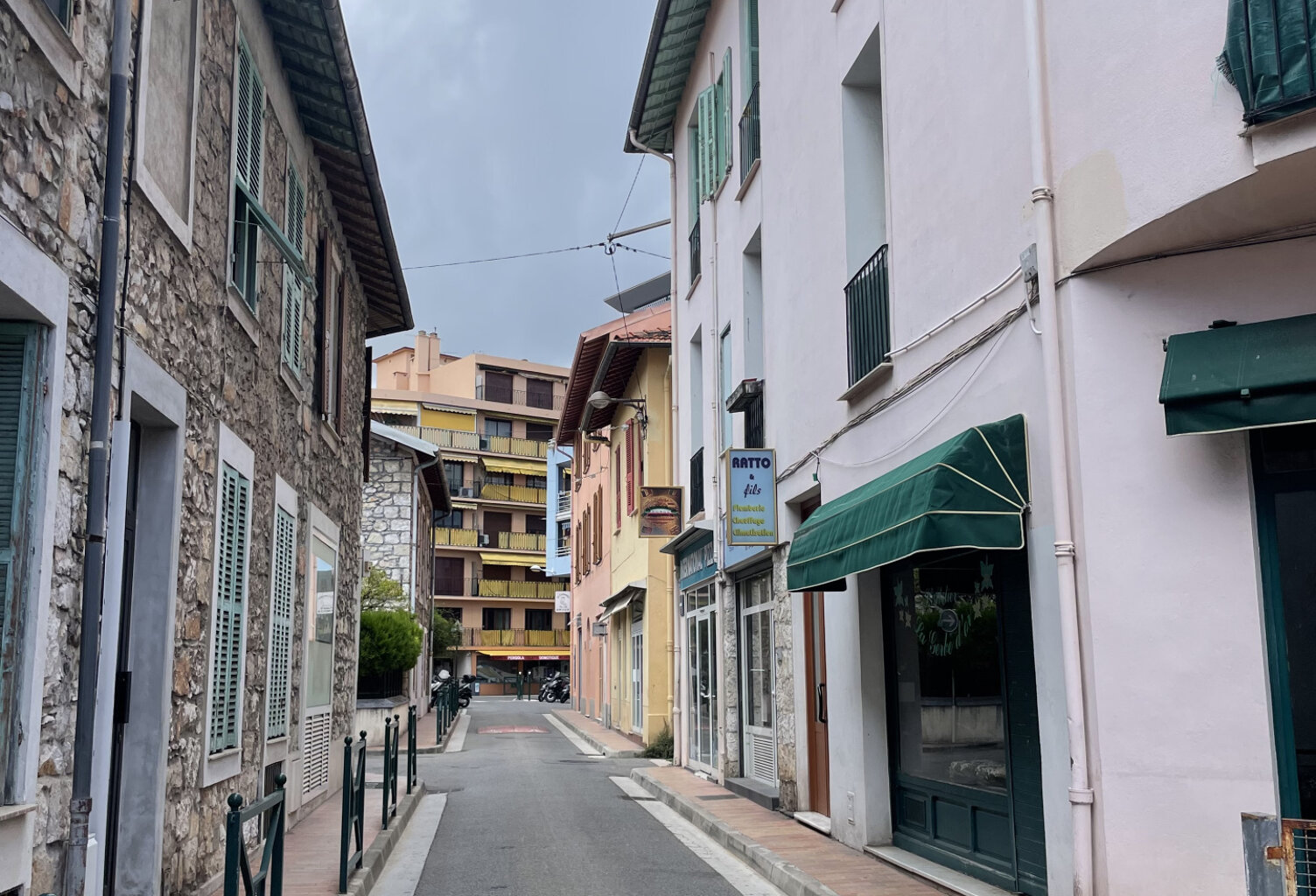 30 M2 MURS COMMERCIAUX LIBRES A CARNOLES — photo 1