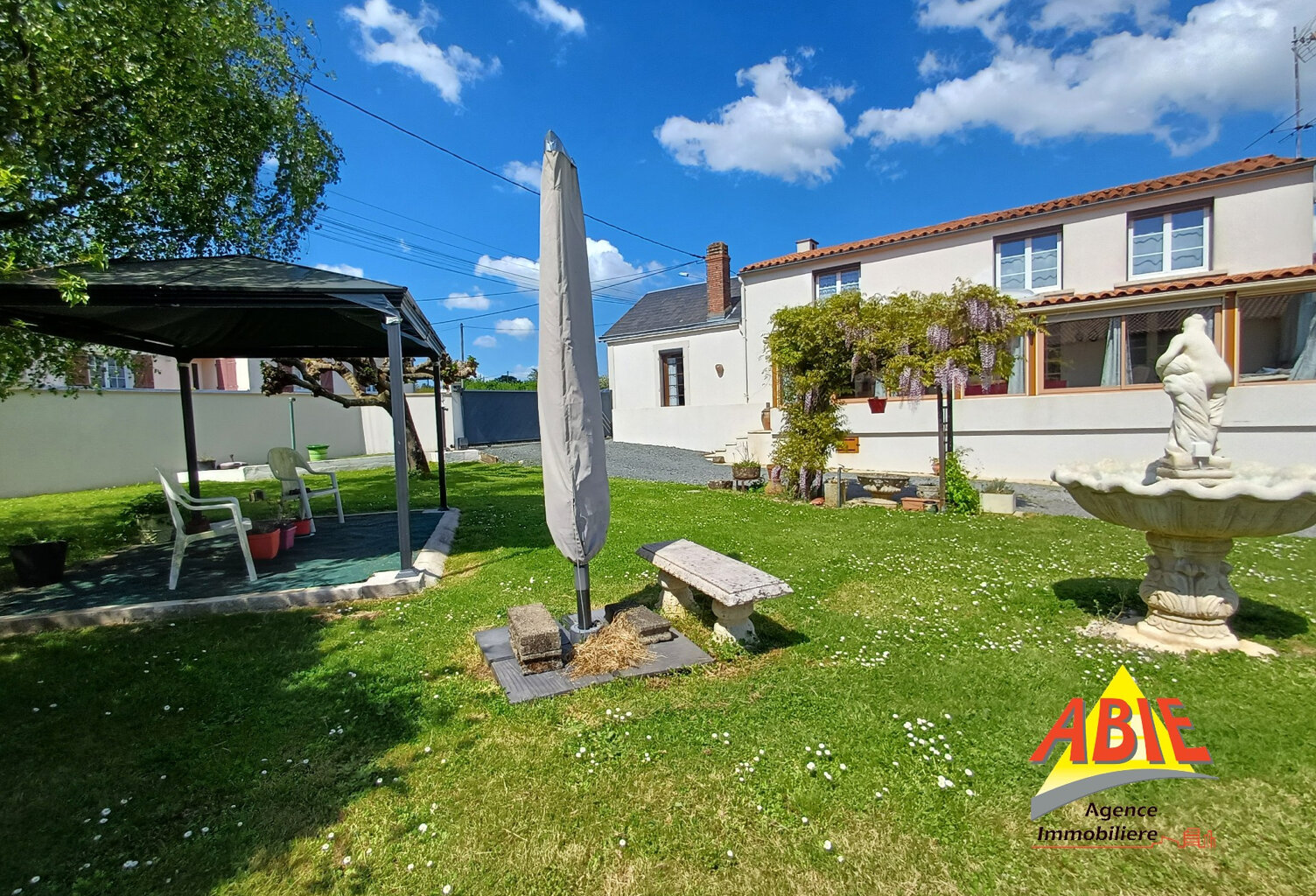 MAISON EN PIERRES, TROIS CHAMBRES, JARDIN, DEUX GARAGES — photo 1