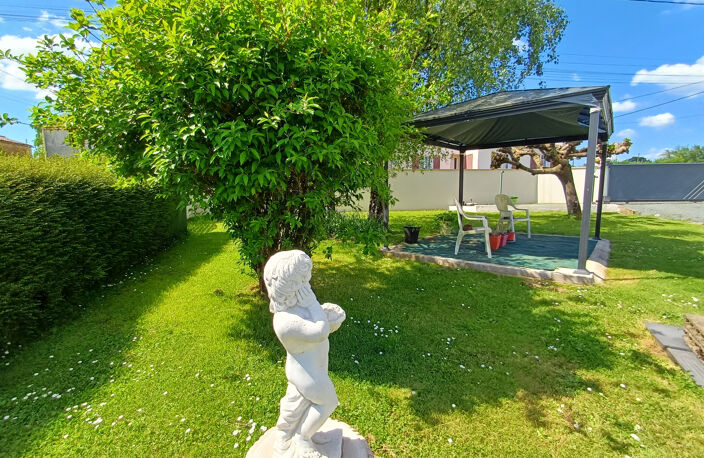 MAISON EN PIERRES, TROIS CHAMBRES, JARDIN, DEUX GARAGES — photo 2