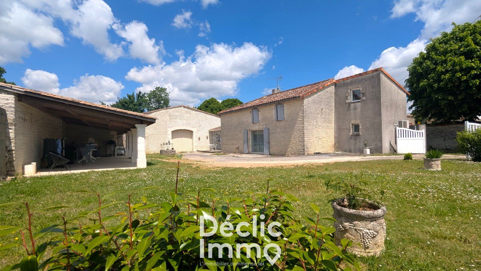Villa / Maison  T6 à vendre Brie 16590