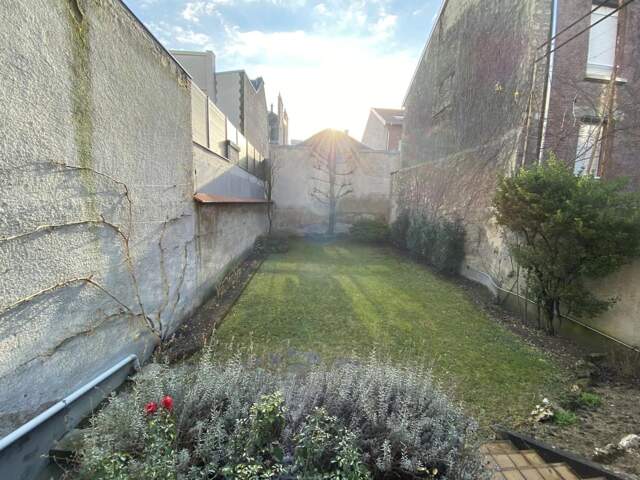 Maison 10 pièces avec jardin et garage. — photo du bien