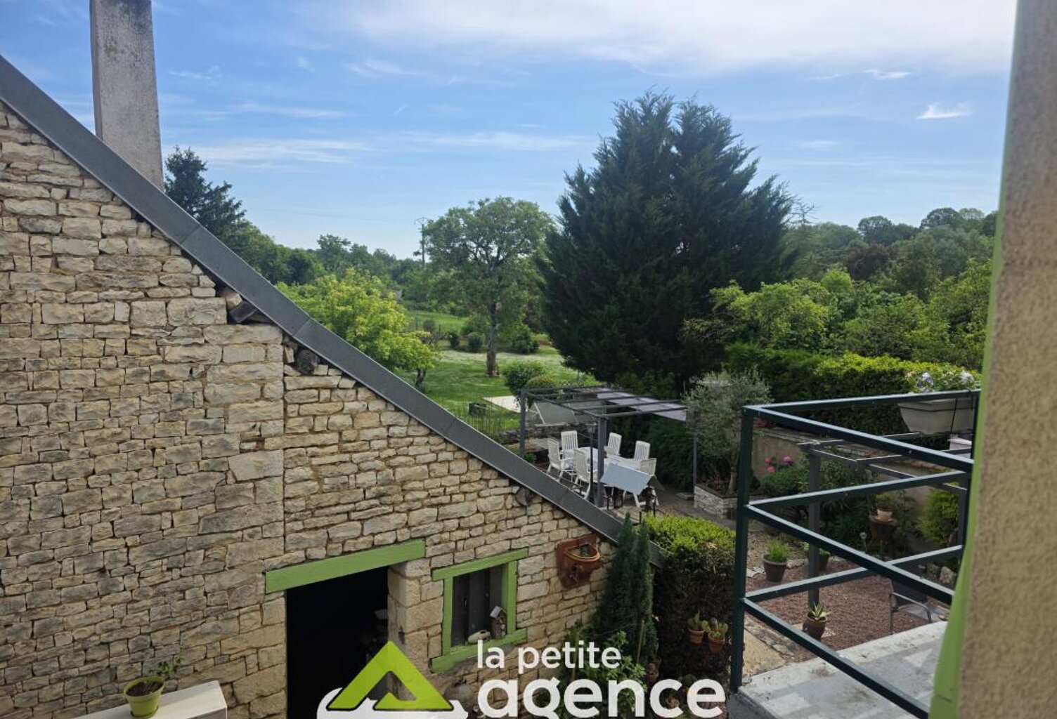 VORNAY: Maison T5 avec un terrain d'environ 2300m2 clos et a — photo 1