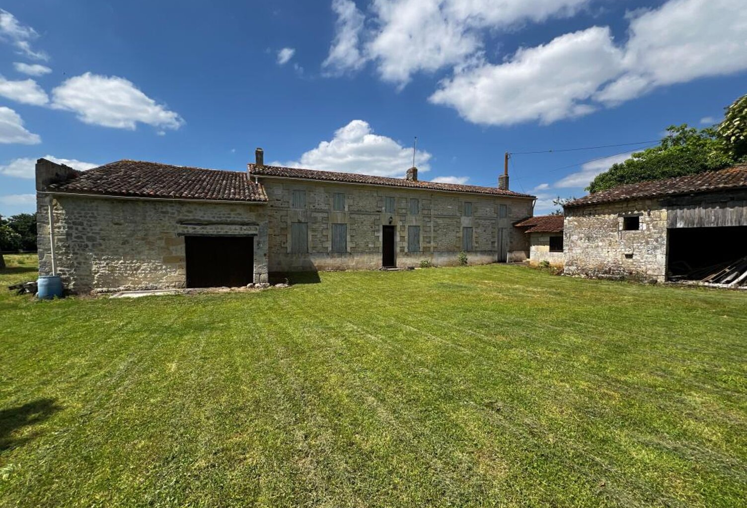 Maison À Vendre CHAMPAGNOLLES 5 pièces — photo 1