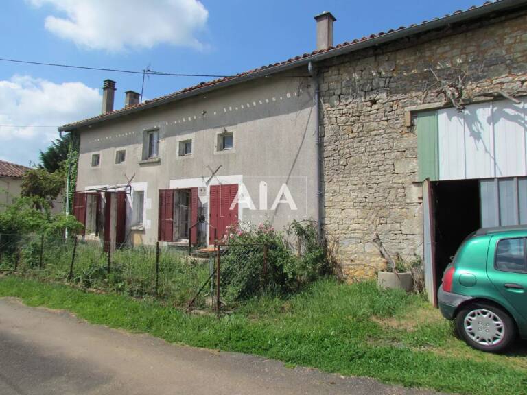 Maison de village proche de NANTEUIL EN VALLEE — photo 1