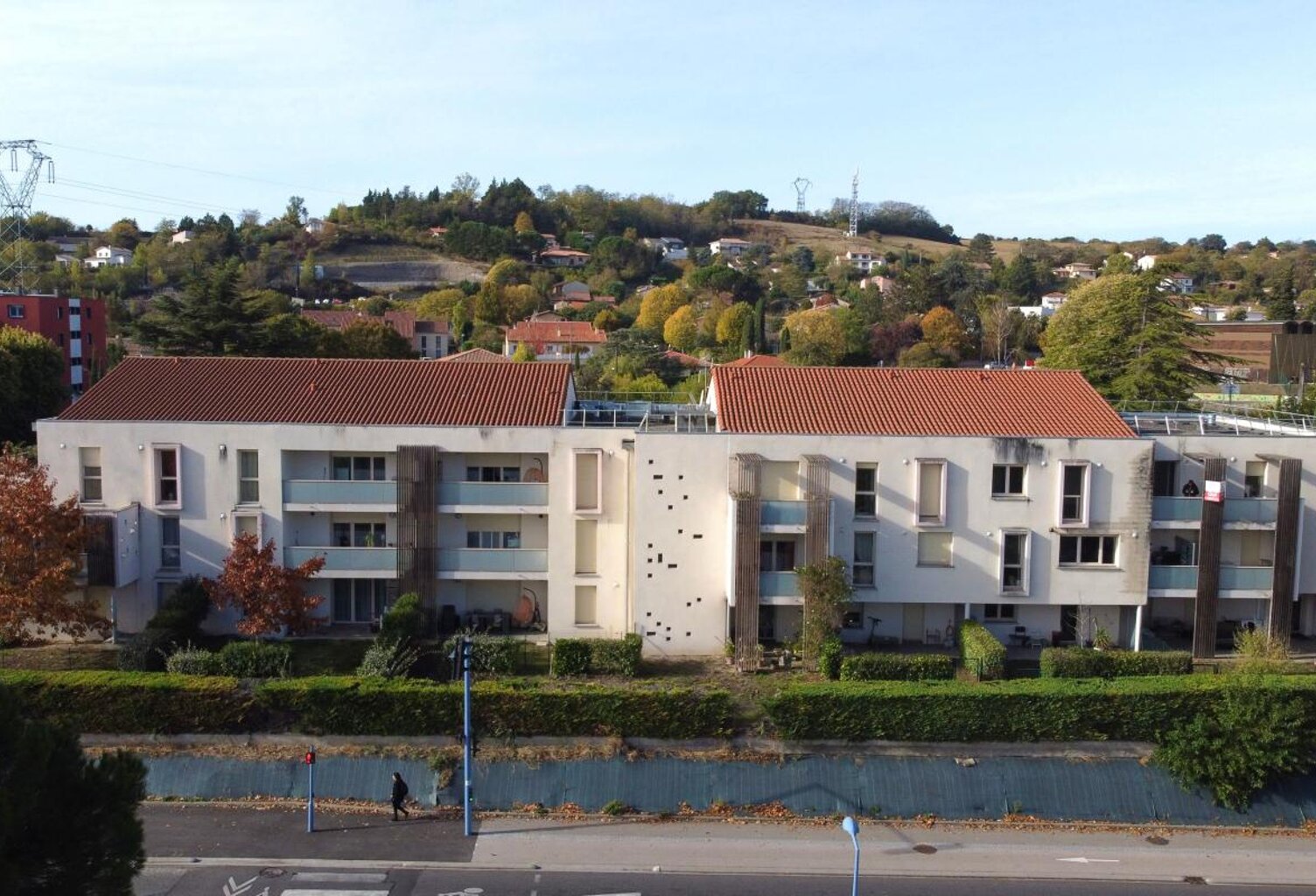 T3 LUMINEUX À CASTANET-TOLOSAN (31320) ! Dernier étage avec ascenseur, superbe vue dégagée sur le Lauragais, terrasse & 2 parkings. Rare sur le marché, proche centre-ville & commerces. À visiter vite ! — photo 1