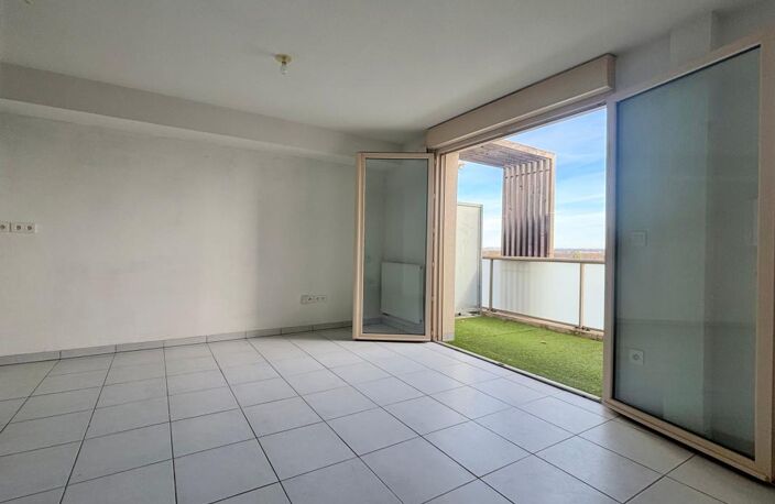 T3 LUMINEUX À CASTANET-TOLOSAN (31320) ! Dernier étage avec ascenseur, superbe vue dégagée sur le Lauragais, terrasse & 2 parkings. Rare sur le marché, proche centre-ville & commerces. À visiter vite ! — photo 2