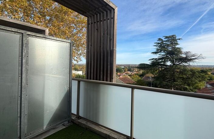 T3 LUMINEUX À CASTANET-TOLOSAN (31320) ! Dernier étage avec ascenseur, superbe vue dégagée sur le Lauragais, terrasse & 2 parkings. Rare sur le marché, proche centre-ville & commerces. À visiter vite ! — photo 3