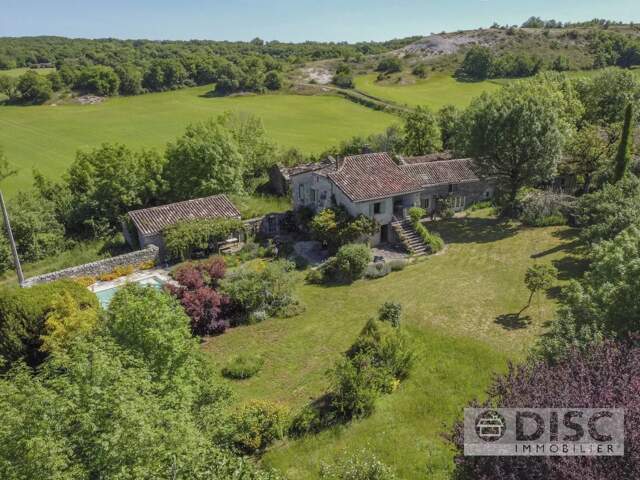 Charmante propriété avec gîte, piscine, grange un magnifique jardin. — photo du bien