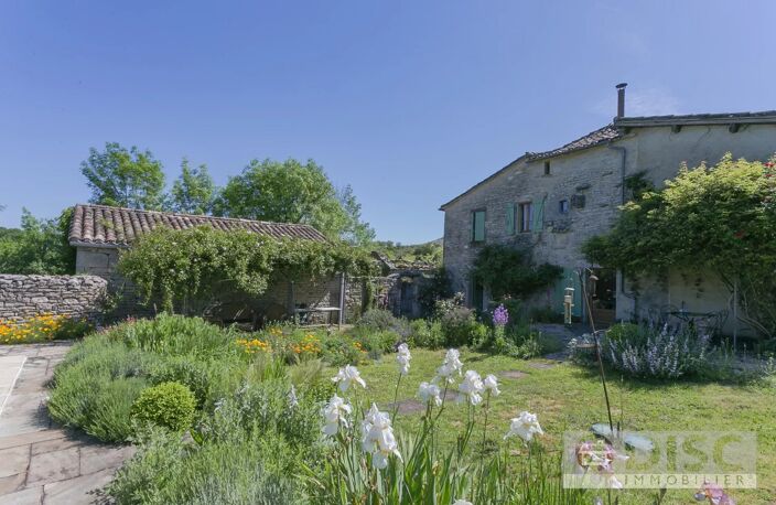 Charmante propriété avec gîte, piscine, grange un magnifique jardin. — photo 2