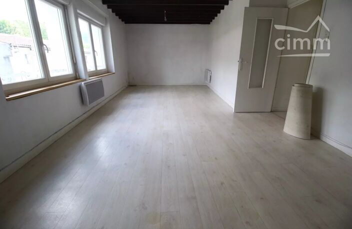 A vendre une bâtisse avec 2 logements avec un terrain non attena — photo 2