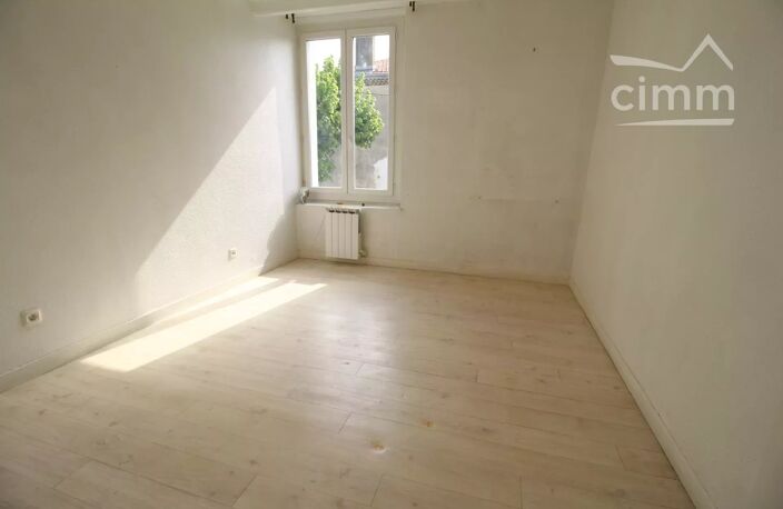 A vendre une bâtisse avec 2 logements avec un terrain non attena — photo 5