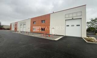 Commerce  870 m² à louer à Chassieu (69680)