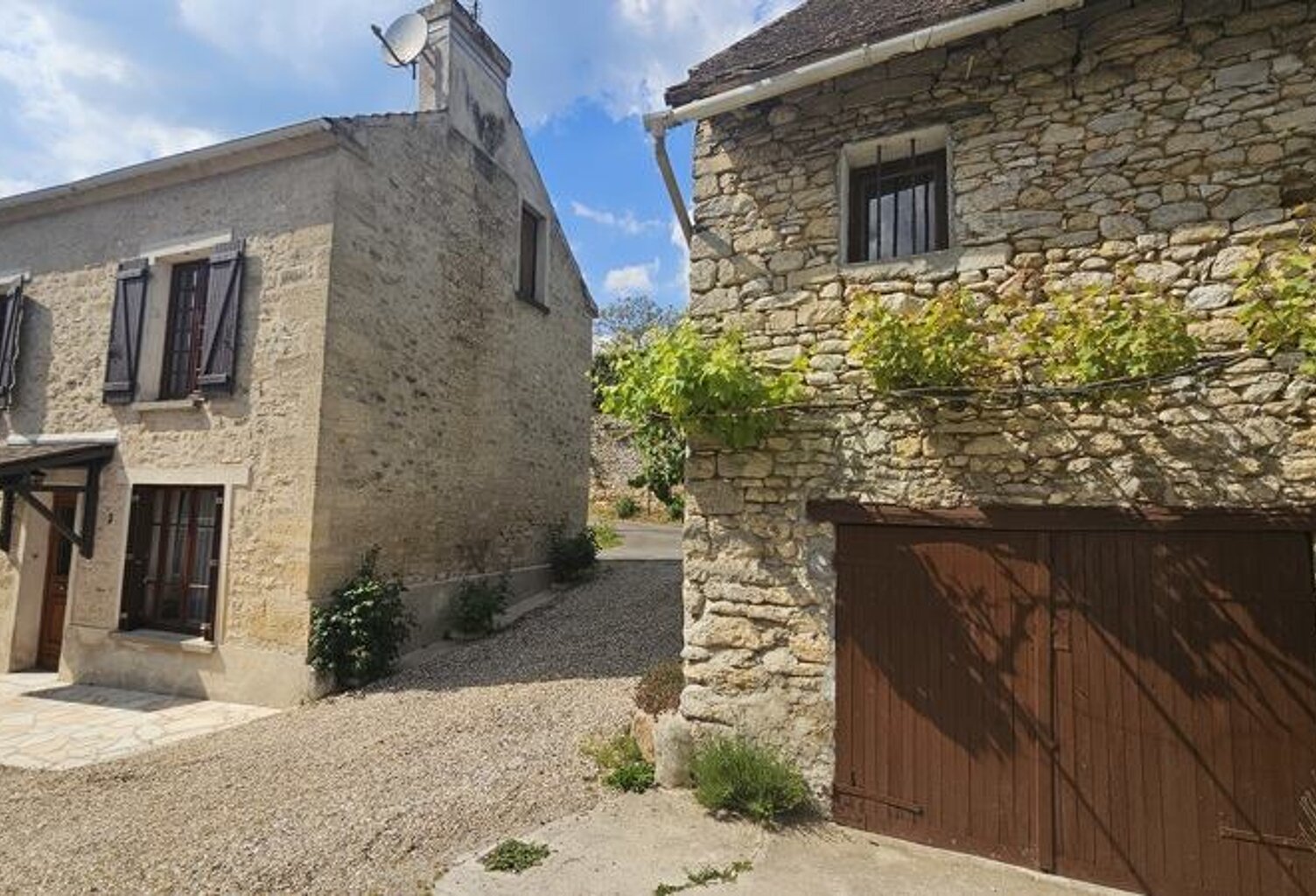 Maison en pierre de 3 pièces principales — photo 1