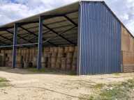 HANGAR + 8 HECTARES DE PRE — photo 2