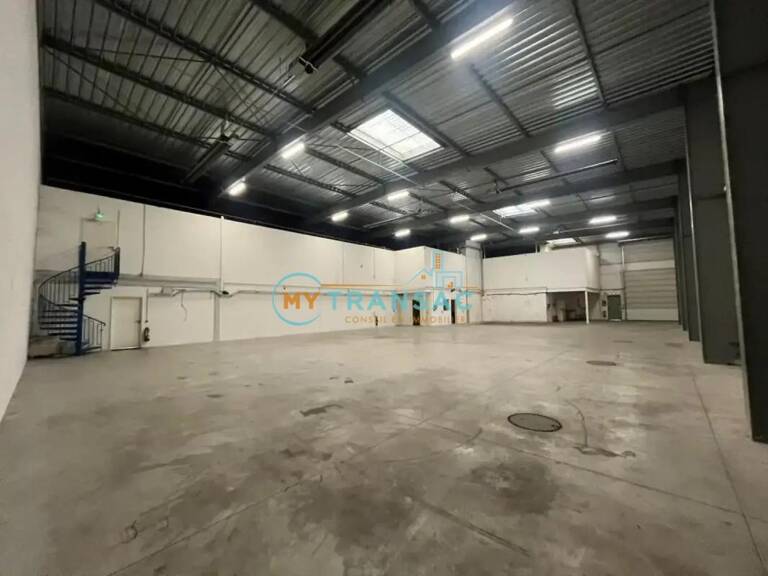 Lot 1 : A louer 1 188m² de locaux d'activité et de bureaux — photo 1