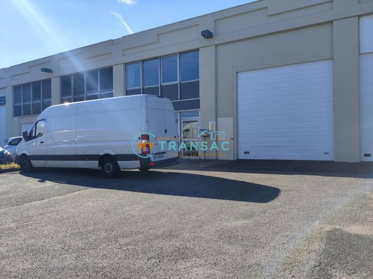 A LOUER Entrepôt de 582m² d'activité et de bureaux — photo 1