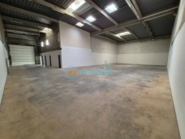 A LOUER Entrepôt de 582m² d'activité et de bureaux — photo 1