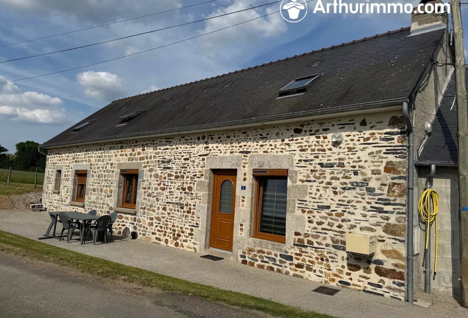 JAVRON LES CHAPELLES, Maison de 135m² avec dépendances et étang. — photo 1