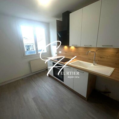 Appartement 3 pièces 830 €