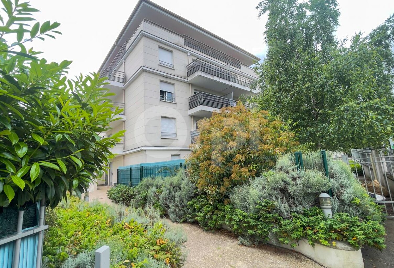 Vendu Occupé Appartement F2 avec Parking  À Vendre à Vernouillet — photo 1