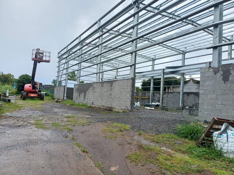 Deux locaux de 354 m² - Sainte-Suzanne — photo 1
