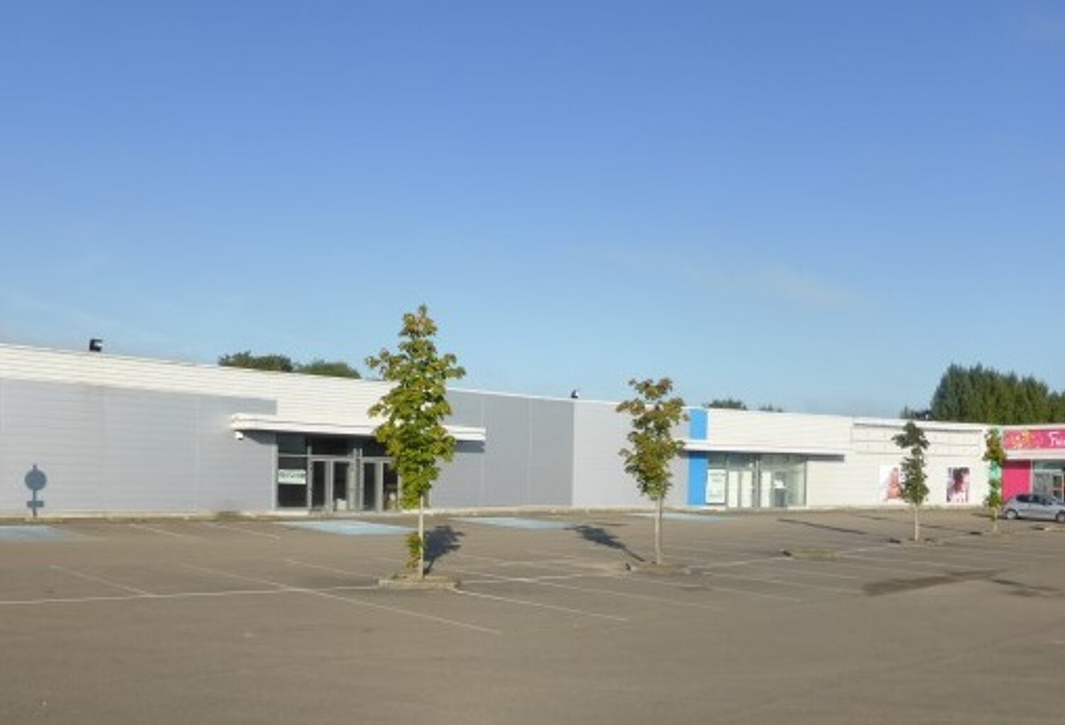 CELLULE COMMERCIALE MONETEAU - 1000 m2 -  LOCATION EPHEMERE TOUTES DUREES — photo 1