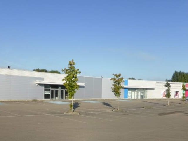 CELLULE COMMERCIALE MONETEAU - 1000 m2 -  LOCATION EPHEMERE TOUTES DUREES — photo du bien