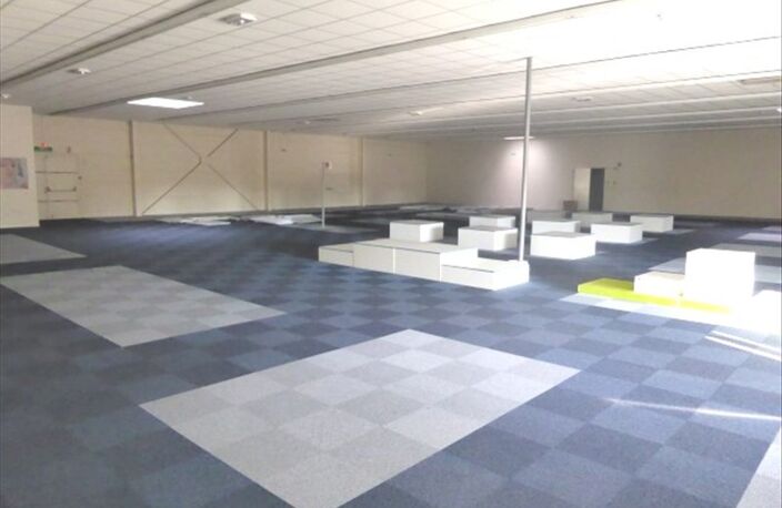 CELLULE COMMERCIALE MONETEAU - 1000 m2 -  LOCATION EPHEMERE TOUTES DUREES — photo 3
