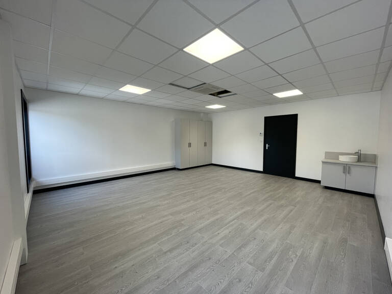 Bureaux / Locaux professionnels climatisés à louer dans zone d’activité   Saint-Jean-le-Vieux — photo 1