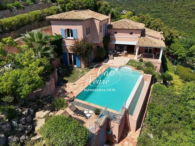 VILLA DE PRESTIGE VUE MER PANORAMIQUE À VENDRE DANS LES HAUTEURS — photo du bien