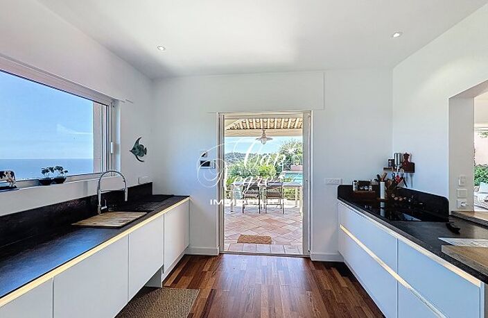 VILLA DE PRESTIGE VUE MER PANORAMIQUE À VENDRE DANS LES HAUTEURS — photo 3
