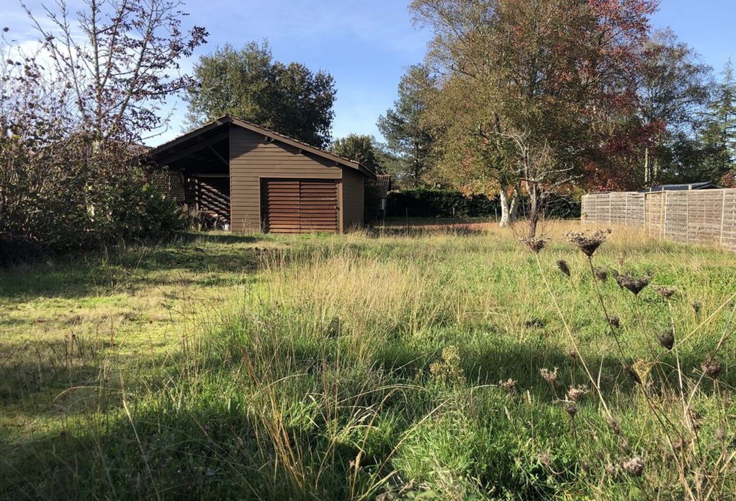 TERRAIN CONSTRUCTIBLE  676 m2 AVEC DEPENDANCE — photo 1