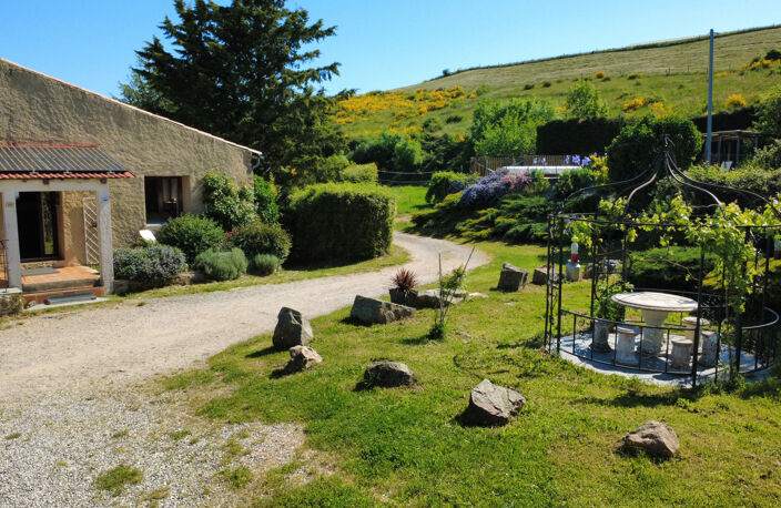 Propriété de charme avec gîte, piscine et dépendances   cadr — photo 3