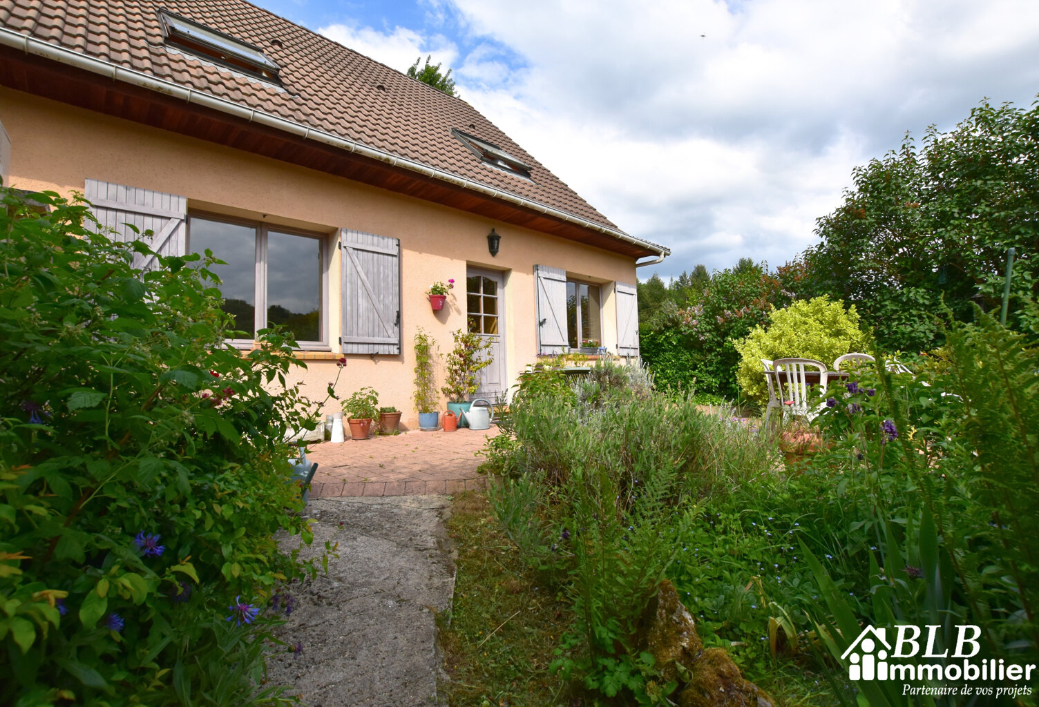78690 LES ESSARTS LE ROI  Charmante maison de 6 pièces sur u — photo 1