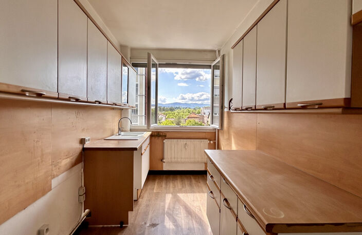 Appartement lumineux à rénover en plein coeur du centre-ville — photo 3