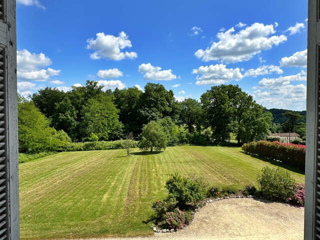 APPARTEMENT DE STANDING DANS CHATEAU DU XIXème siècle — photo du bien