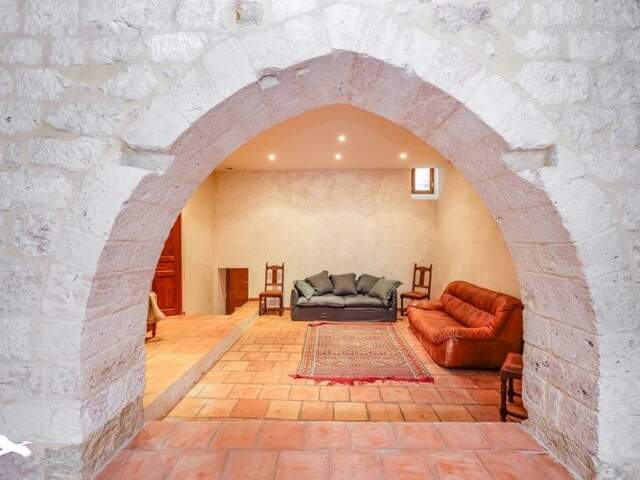 Maison en pierre de 8 pièces principales — photo du bien