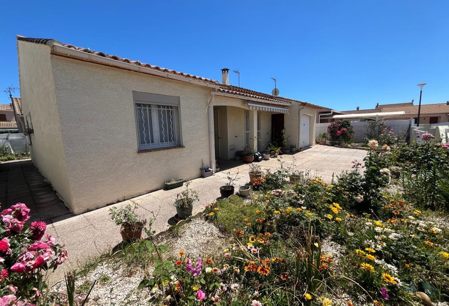 Maison de plain-pied en 4 faces avec garage — photo 1